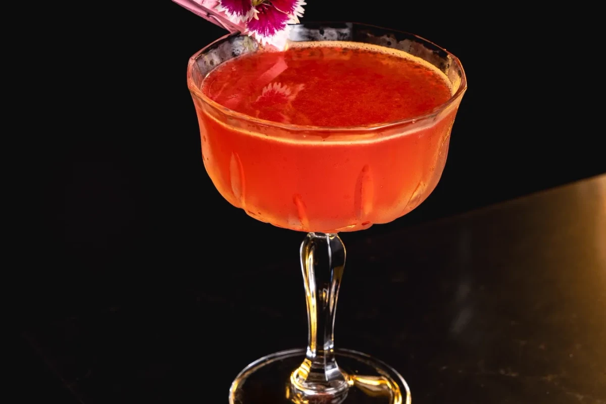 Cocktail in chiaroscuro